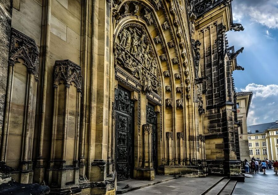 Prague Castle: Royal Palace, Cathedral, and Golden Lane Tour - Why Prague Castle works best with a guide