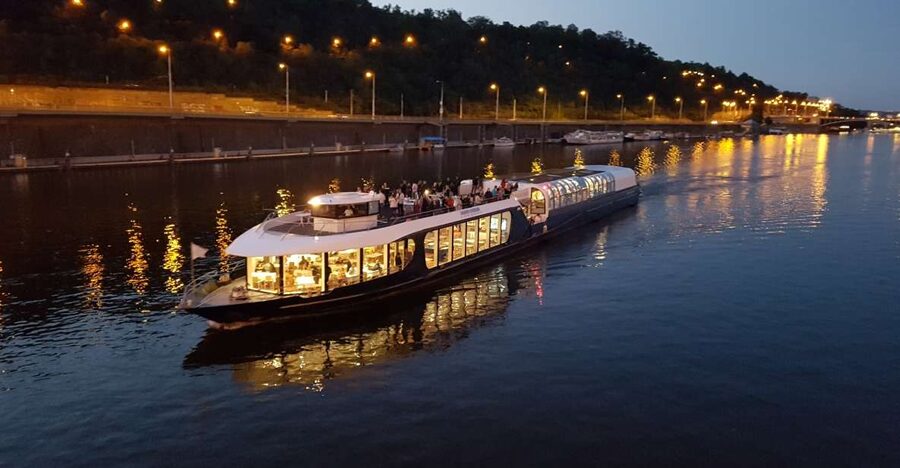 Prague: City Tour and Dinner Cruise with Hotel Pickup - Prague Castle, Charles Bridge, and the floodlit center