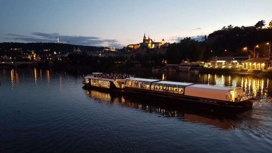 Prague: City Tour and Dinner Cruise with Hotel Pickup - What dinner is really like