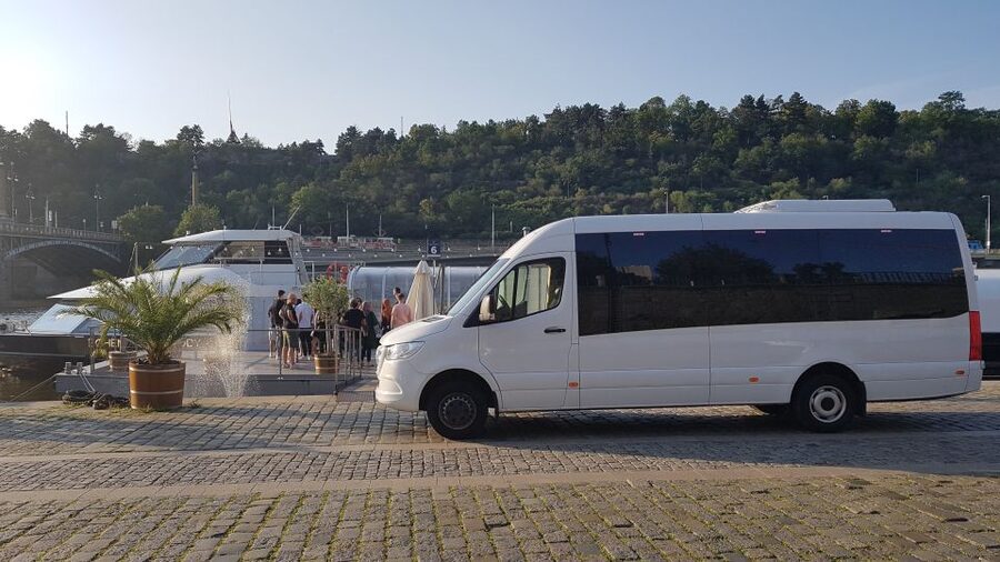 Prague: City Tour and Dinner Cruise with Hotel Pickup - Live music and the evening mood