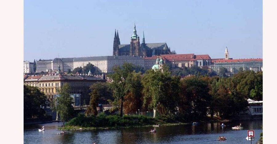 Prague: Classic City Bike Tour - Municipal House and New Town: a quick introduction to Prague