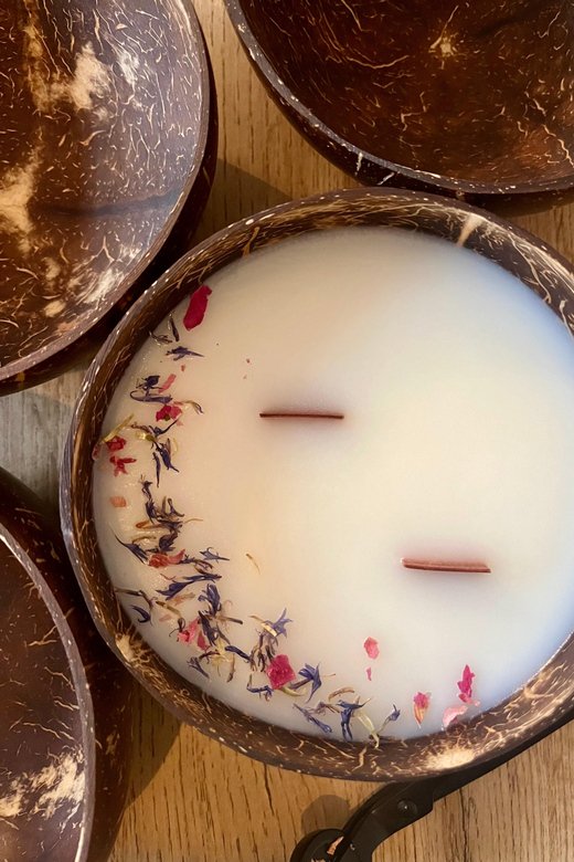 Prague: Coconut Candle Workshop - Pouring 350 grams of soy-coconut wax