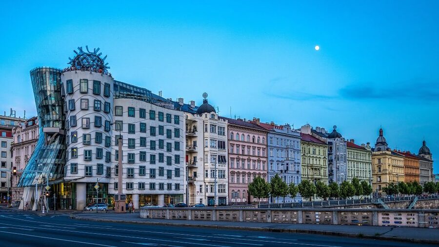 Prague Complete Tour in Spanish & Lunch, Tickets - Powder Tower, Municipal House, and the city’s changing styles