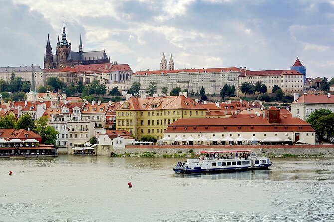 Prague DeLuxe Tour: Views, Hidden Gems, Tastings & River Cruise - A sweet stop in Old Town