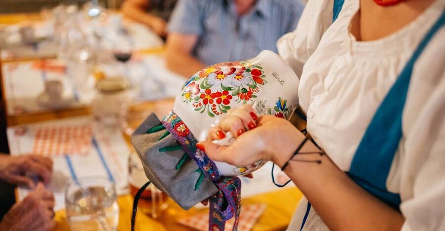 Prague: Dinner with Folk Show and Open Bar - Who will enjoy this most?