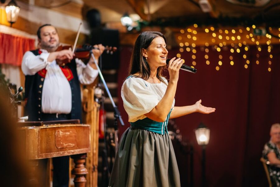 Prague: Dinner with Folk Show and Open Bar - My call: book it for the atmosphere
