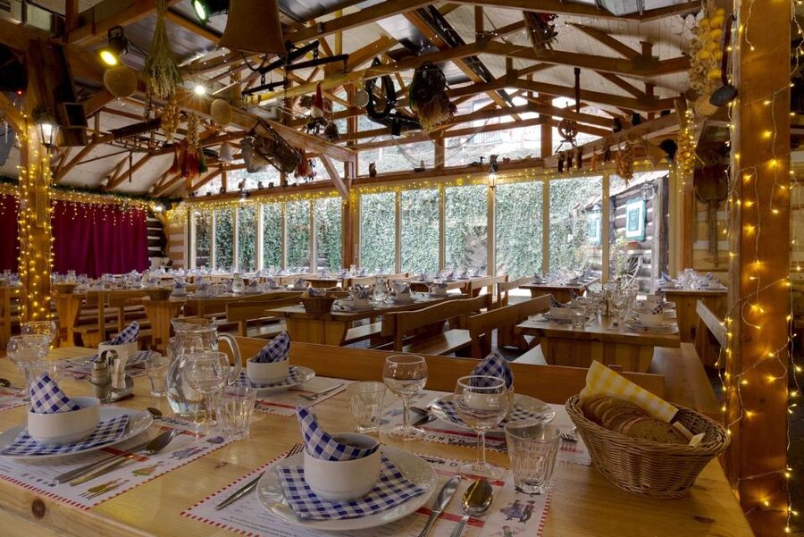 Prague: Evening Folklore Garden Party with Traditional Menu - Starting with medovina and a shared table