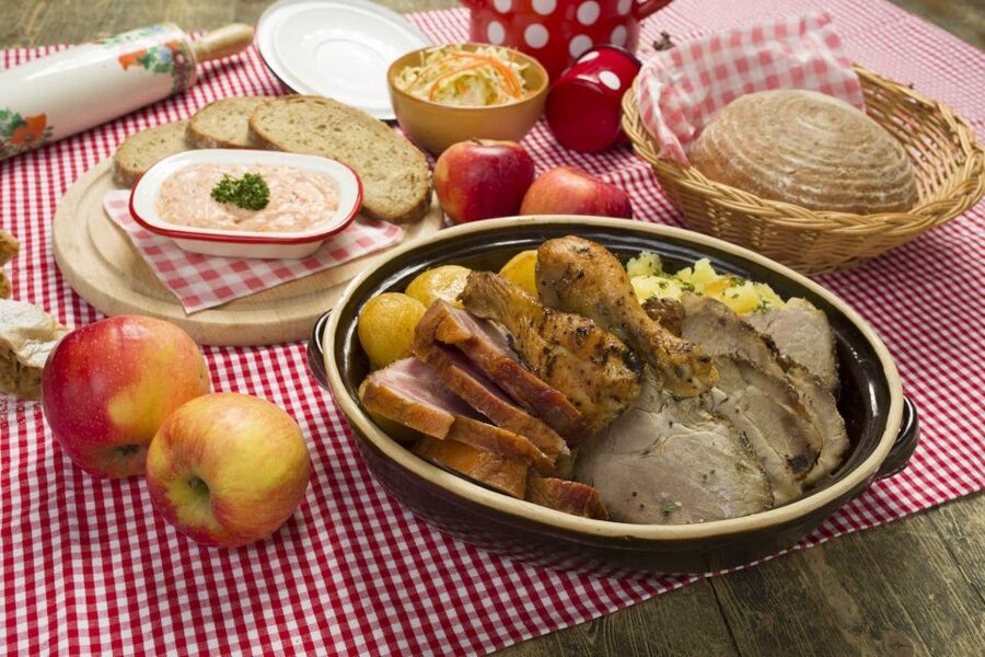 Prague: Evening Folklore Garden Party with Traditional Menu - Timing, waiting, and the evening’s pace