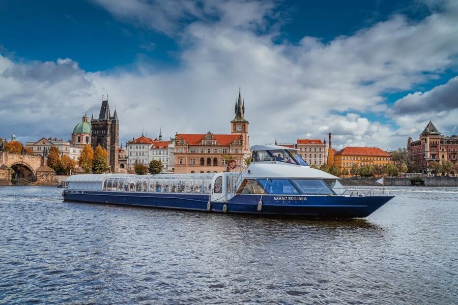 Prague: Evening Vltava River Eco Cruise with Prosecco - Quick points to know
