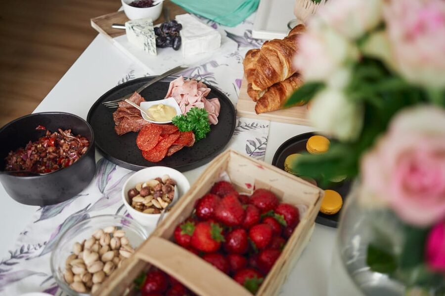 Prague: Farmers Market and Brunch Class with Celebrity Chef - Brunch with castle views and unlimited drinks