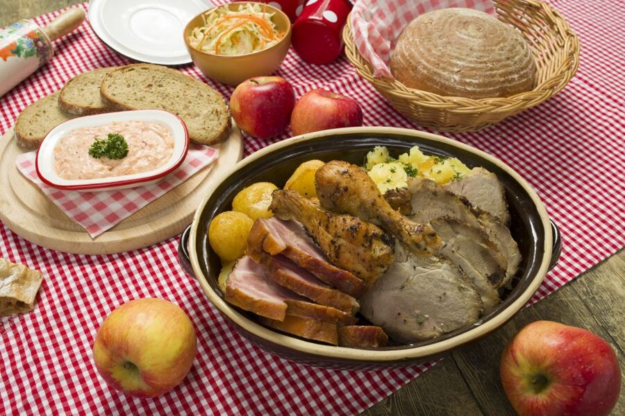 Prague: Folkloric Dinner Show with Unlimited Drinks - Timing, seating, and the transfer question