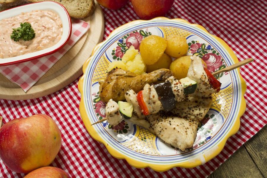 Prague: Folkloric Dinner Show with Unlimited Drinks - Holiday and New Year’s Eve details