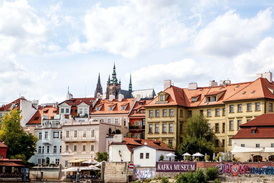 Prague: Full-Day Sightseeing Tour with Cruise and Lunch - Castle Town and the climb to Prague Castle