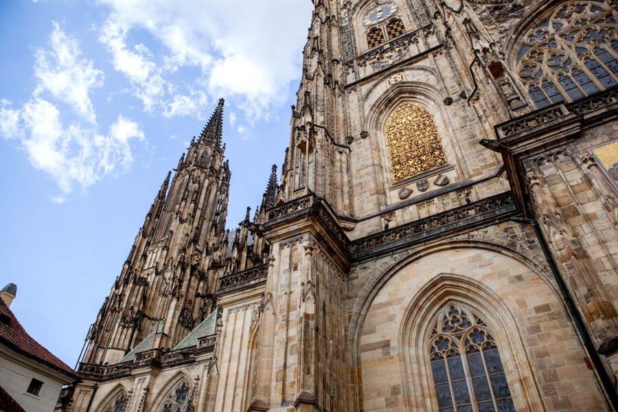 Prague: Full-Day Sightseeing Tour with Cruise and Lunch - Charles Bridge and Lesser Town on foot
