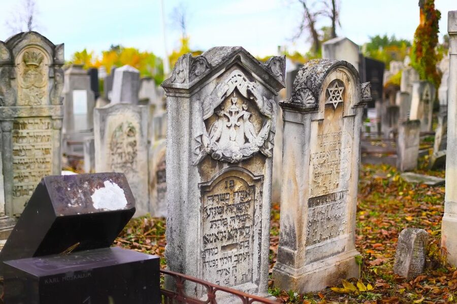 Prague: Full-Day Tour with Lunch and River Boat Cruise - Small lanes and the former Jewish ghetto