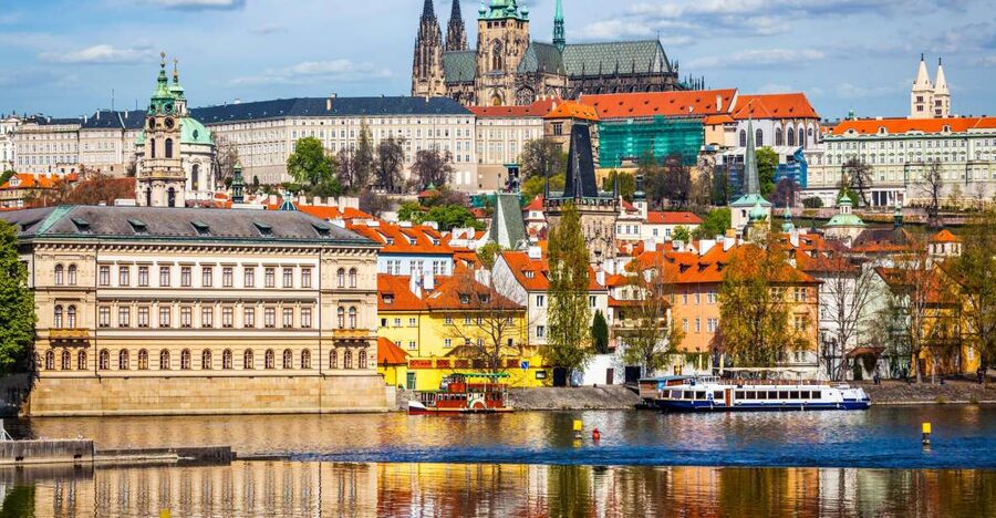 Prague: Full-Day Tour with Lunch and River Boat Cruise - What the six-hour format really feels like