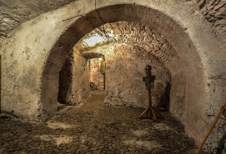 Prague: Ghosts, Legends, Medieval Underground & Dungeon Tour - The alchemy laboratory and Prague’s taste for mystery