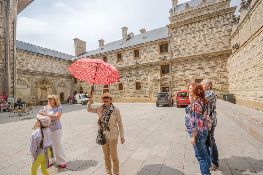 Prague: Guided Bus & Walking Tour with River Cruise & Lunch - Pickup, meeting point, and the trip home