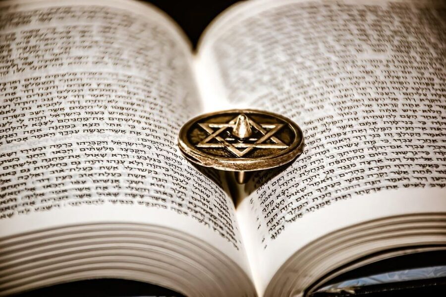 Prague: Guided Tour inside the Jewish Cemetery & Synagogues - What the guide adds to the experience