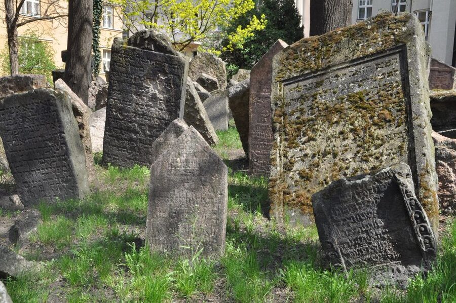 Prague: Guided Walking Tour of Prague's Jewish Quarter - Entering the Old-New Synagogue