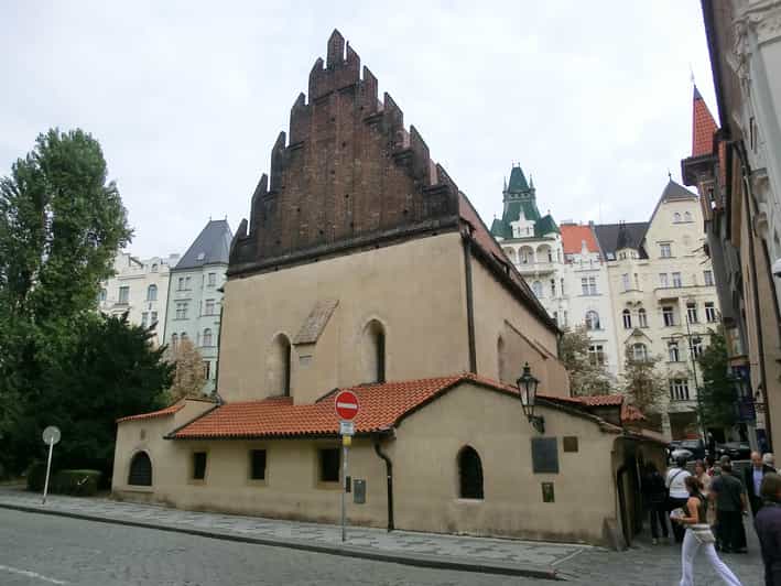 Prague: Jewish Quarter and Museum Guided Tour - Pinkas Synagogue and the weight of remembrance