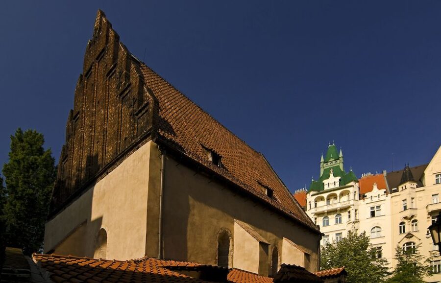 Prague Jewish Quarter Tour in French with Monuments Entrance - The Old Jewish Cemetery, Prague’s most striking stop