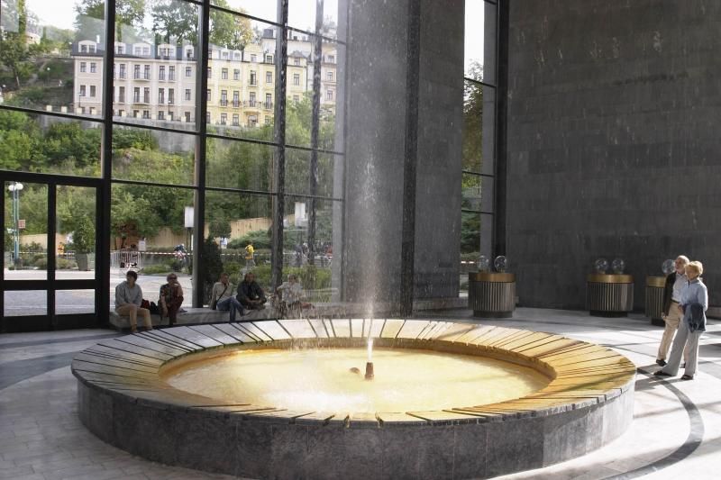 Prague: Karlovy Vary Tour with Lunch and Moser Museum Visit - Why Karlovy Vary makes a good day trip from Prague