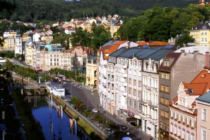 Prague: Karlovy Vary Tour with Lunch and Moser Museum Visit - Walking among the 16 springs