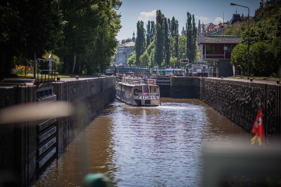 Prague: Lunch Cruise on Vltava River with open Buffet - Lesser Town and the wider Vltava