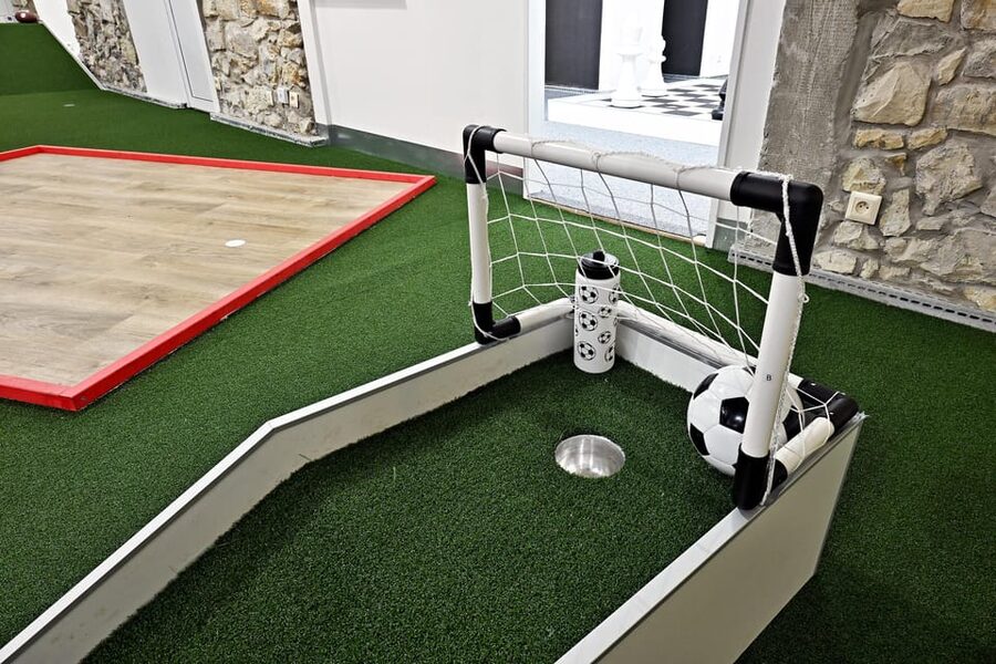 Prague: Mazemania Miniature Golf Experience - Who will enjoy it most?
