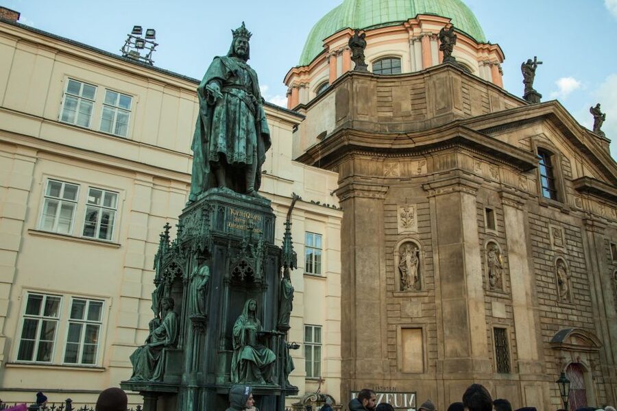 Prague: Old Town and Jewish Quarter Guided Tour in German - Finishing on Charles Bridge