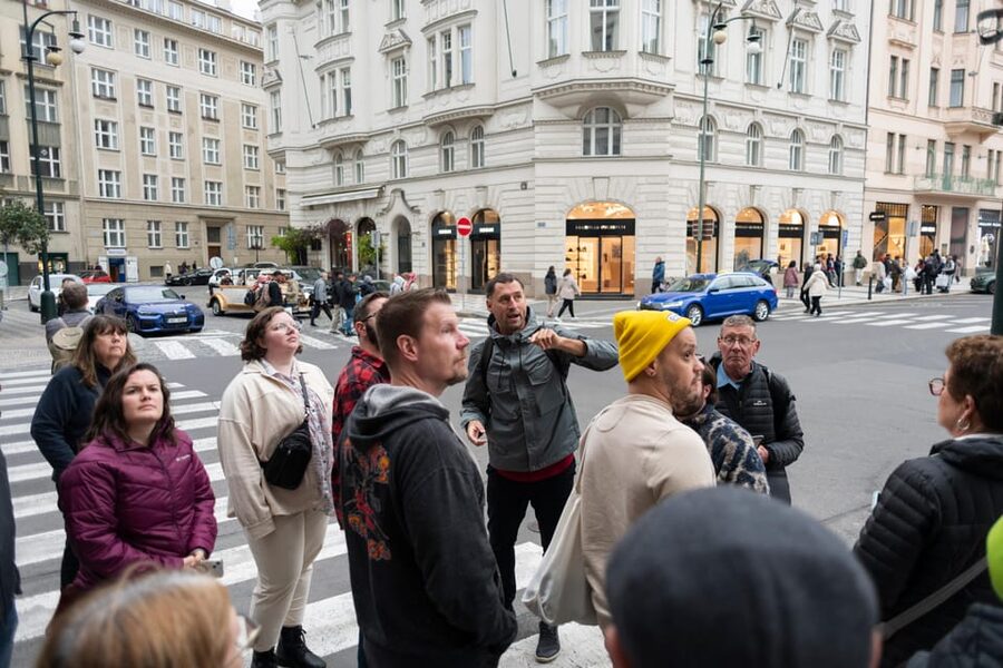 Prague: Old Town, Jewish Quarter & Astro Clock Walking Tour - Guides, language, and group style