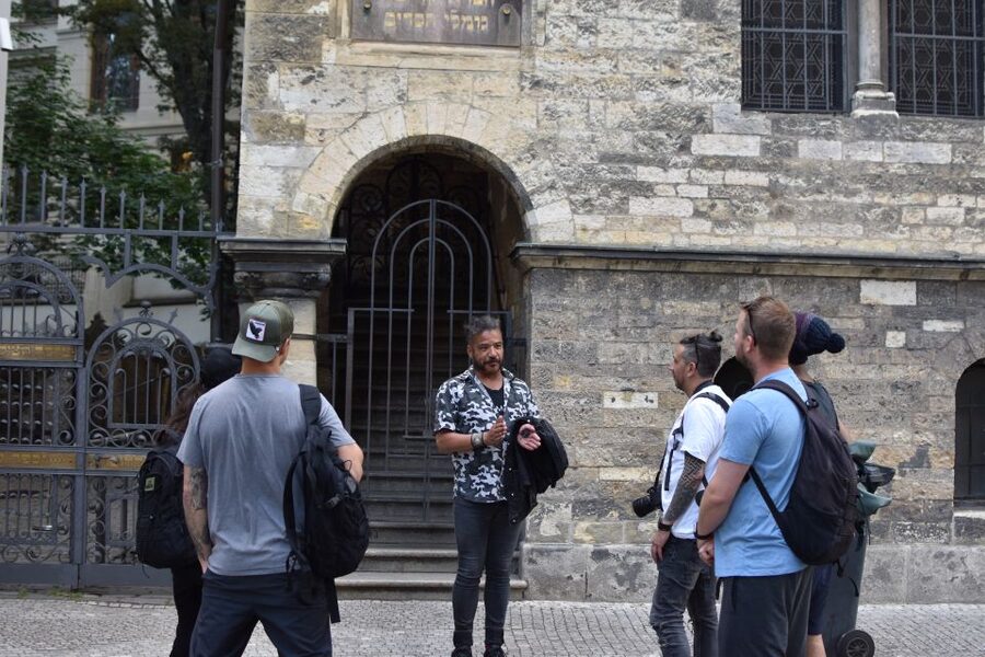 Prague: Old Town, Prague Castle & River Cruise Day Tour - A useful pause before Prague Castle