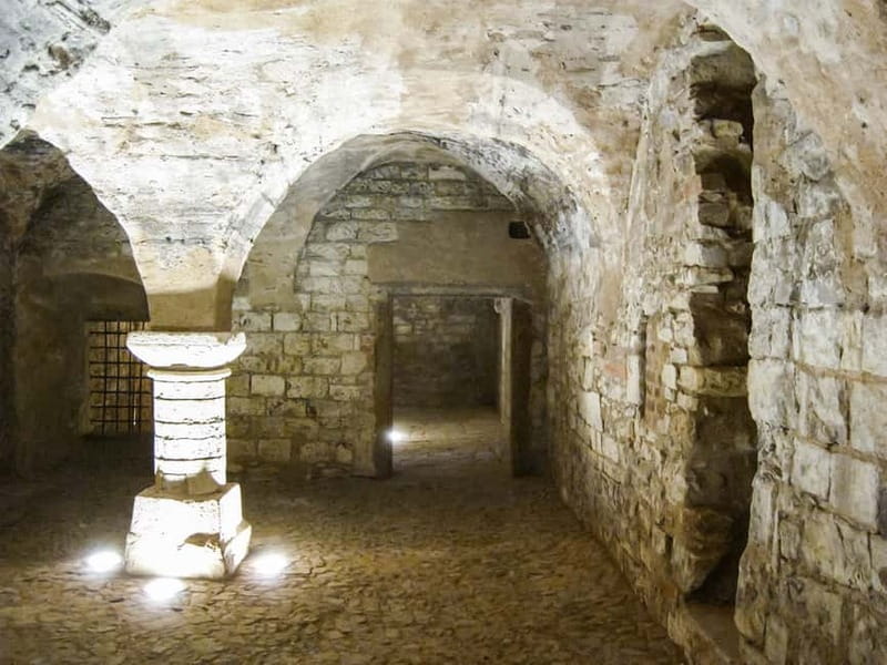 Prague: Oldtown, Medieval Underground & Dungeon History Tour - The opening walk connects landmarks with forgotten rooms