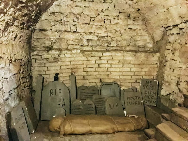 Prague: Oldtown, Medieval Underground & Dungeon History Tour - English and German guides make the stories accessible