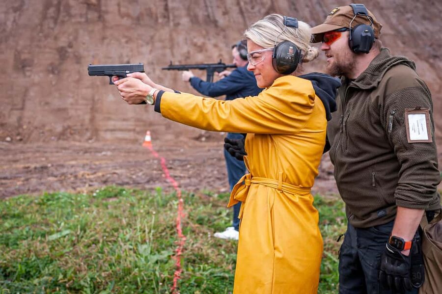 Prague: Outdoor Shooting Experience with up to 10 Guns - Who should book this activity?