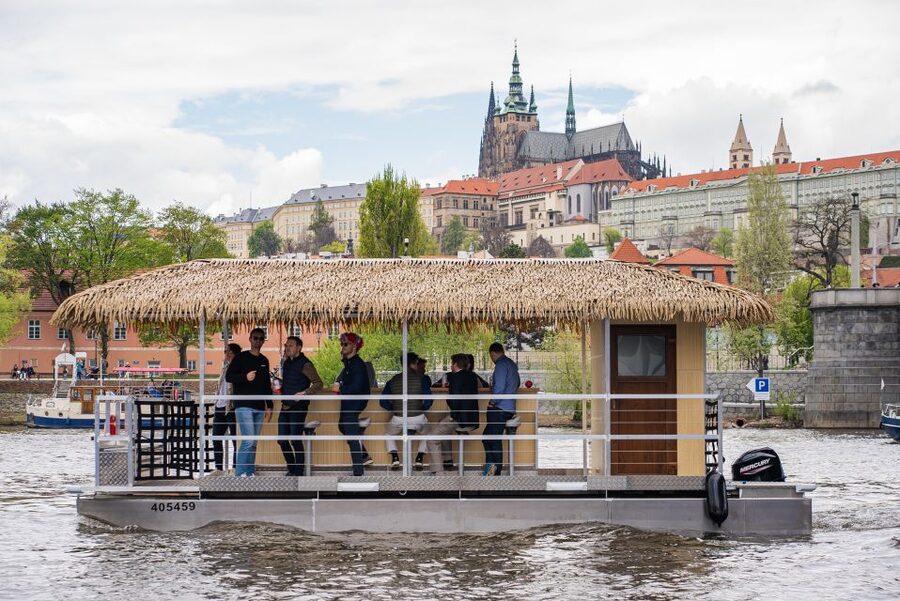 Prague: Party Tiki Boat Sightseeing Cruise with Drinks - Choosing the drink package
