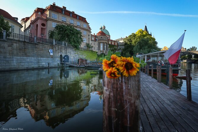 Prague Photoshoot for Couples, Betrothed, Family & Friends - Charles Bridge: the classic Prague backdrop