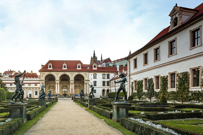 Prague Photoshoot for Couples, Betrothed, Family & Friends - What the private format changes