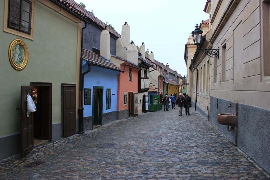Prague: Prague Castle & Charles Bridge – guided tour in German - Who will get the most from this tour