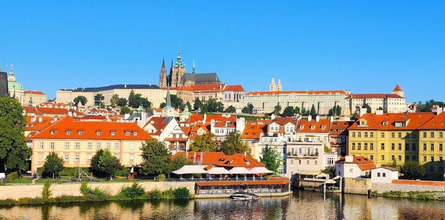 Prague: Prague Castle Private Walking Tour - St. George’s Basilica and an older Prague