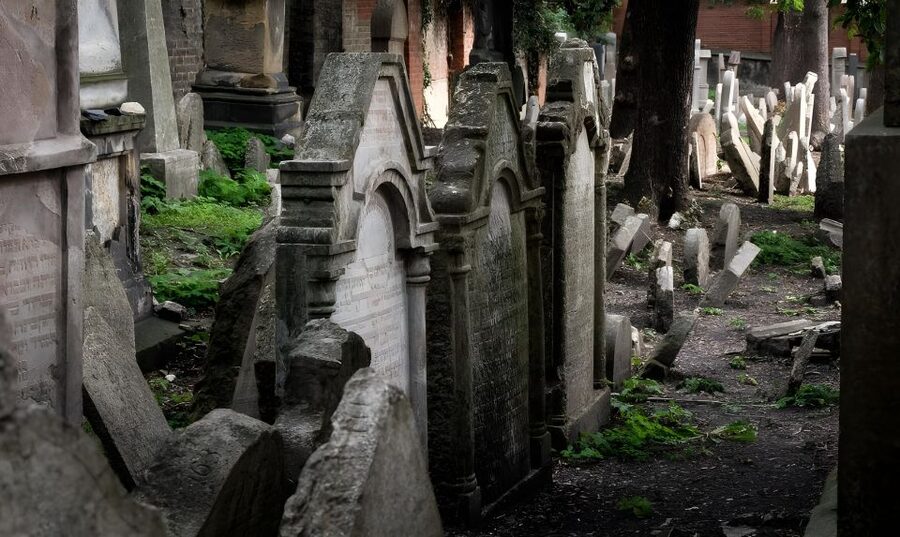 Prague: Prague Synagogues & the Jewish Cemetery Guided Tour - The Old-New Synagogue, Prague’s Oldest Stop on the Route