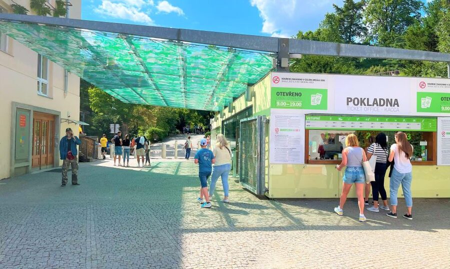 Prague: Prague Zoo Audio Guide with E-Ticket - Following the pavilions and animal areas