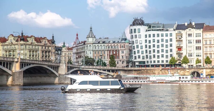 Prague: Private River Cruise with Unlimited Beer or Prosecco - What the three hours are really like