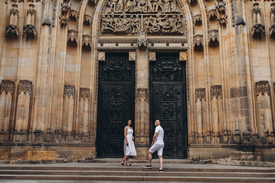 Prague: Professional Photoshoot at Prague Castle - Meeting at Prague Medieval Tavern