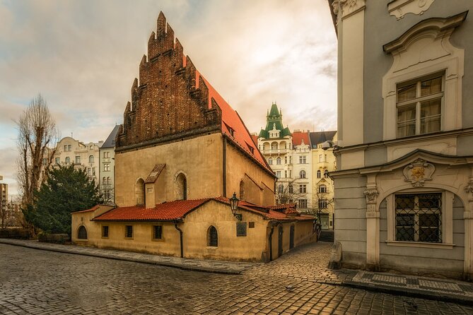 Prague's charming old places tour in Russian language - Crossing Charles Bridge to Kampa