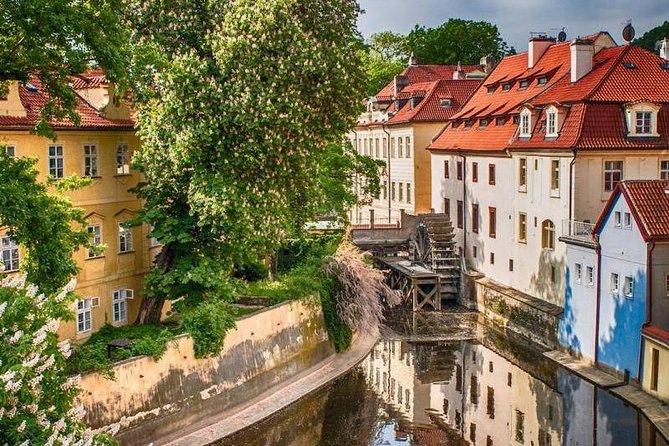 Prague's charming old places tour in Russian language - The John Lennon Wall and Lesser Town