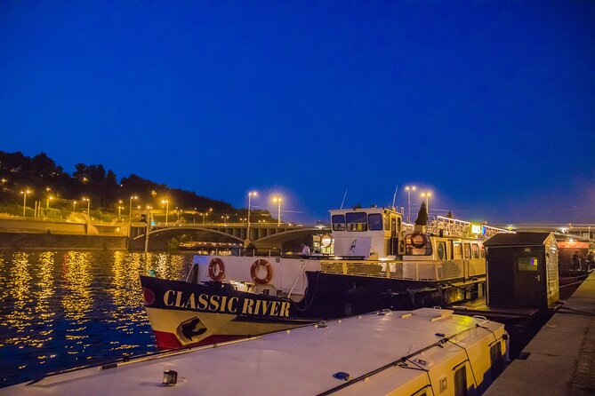 Prague: Sightseeing Boat Cruise with Buffet Dinner - Assigned tables and the two-deck layout