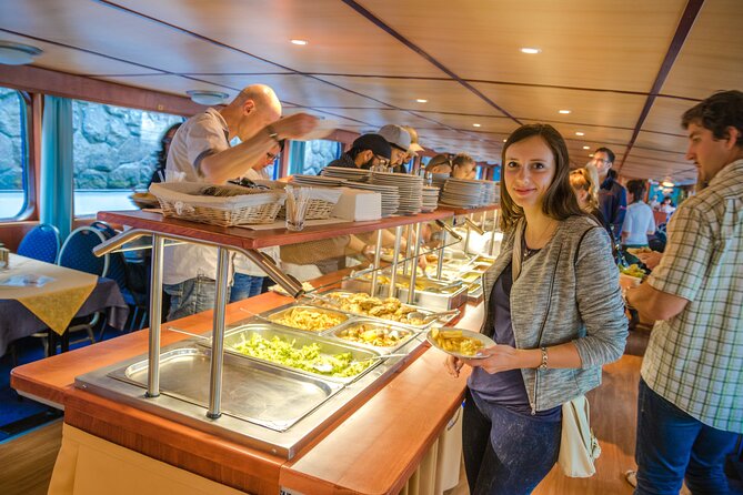Prague: Sightseeing Boat Cruise with Buffet Dinner - Audio guide, music, and the missing live commentary