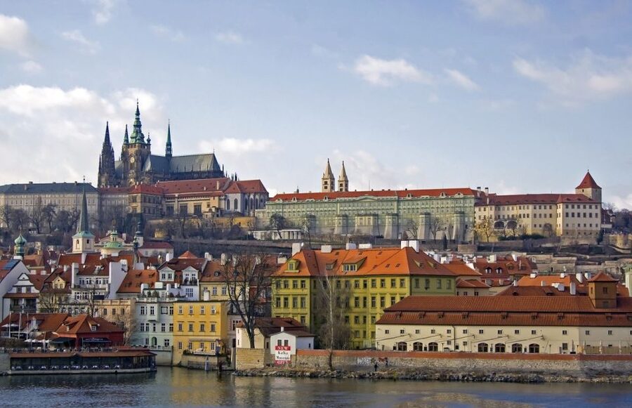 Prague Sightseeing Tour with Lunch - Private groups and the guide’s role